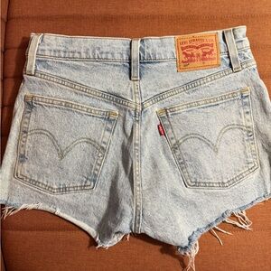 Levi’s 501 Women’s Light Wash Denim Cut Off Booty Shorts - size 25